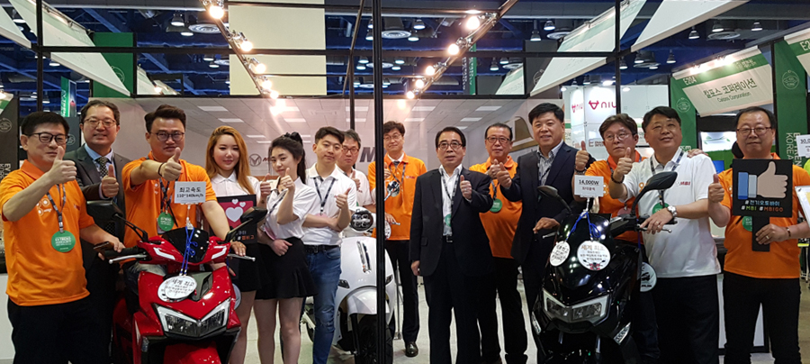 서울 코엑스에서 열린 ‘2019 전기차 전시회’에 참가한 엠비아이 직원들.