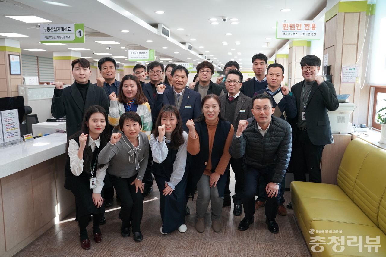 행정안전부가 인증하는 ‘국민행복민원실’ 우수기관에 선정된 진천군 민원과 직원들