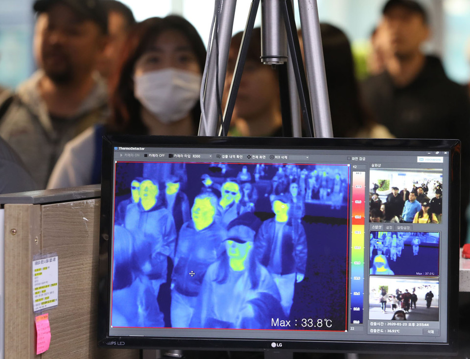 중국발 신종 코로나바이러스로 인한 '우한 폐렴' 사망자가 중국에서 증가하는 가운데 마스크를 쓴 시민들이 23일 오후 인천국제공항 제1여객터미널 입국장 고정 검역대 열화상 모니터 앞을 지나가고 있다. /뉴시스