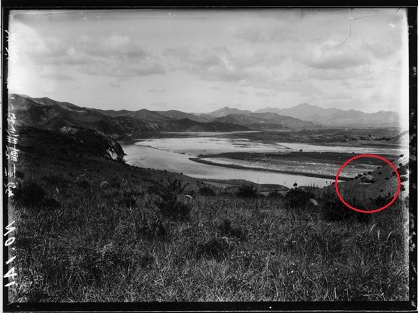 1921년 양진명소사의 위치. 사진 오른쪽 중간의 경사면에 건물 한 채가 있다. 양진명소사가 위치했던 곳으로 현재 신립장군순절비가 있는 곳이다. (자료 : 국립중앙박물관)