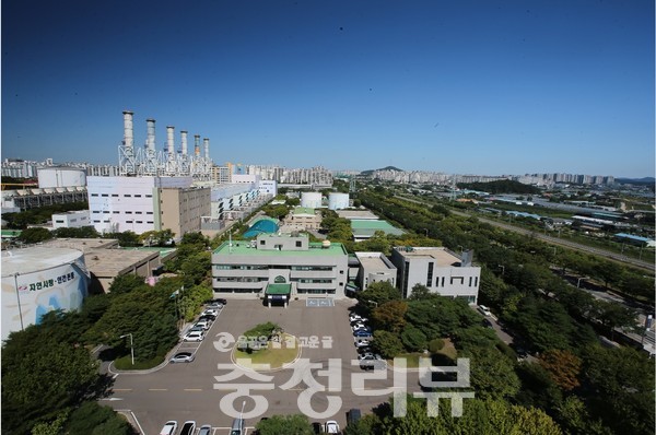한국동서발전이 운영하는 일산LNG열병합발전소 전경. 동서발전 측은 음성LNG발전소에는 1개의 연돌이 설치될 것임을 밝혔다.