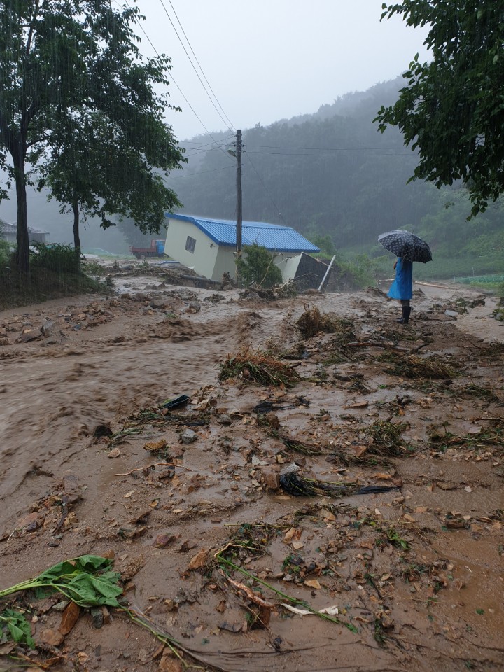폭우로 인해 산에서 토사가 흘러내려 쑥대밭이 된 제천시 봉양읍의 한 마을 /뉴시스