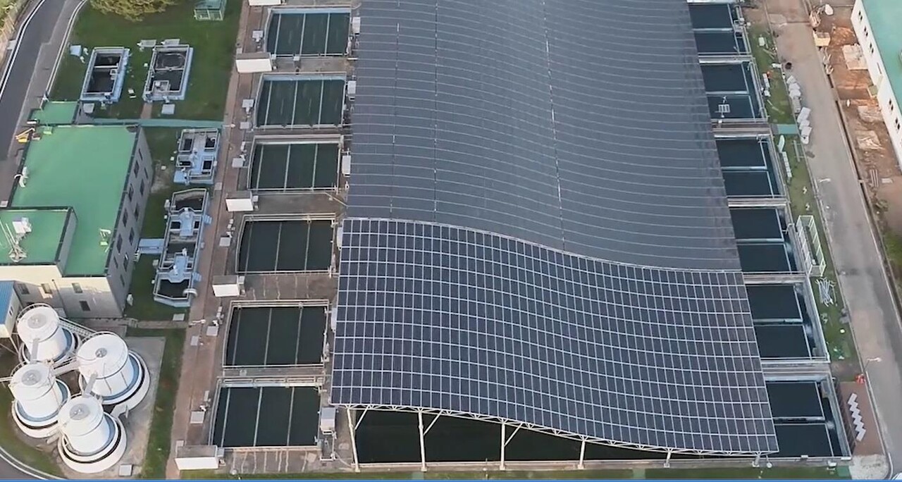 안산시민햇빛발전협동조합에서 투자해 안산정수장 침전지에 만든 햇빛발전소 /환경부