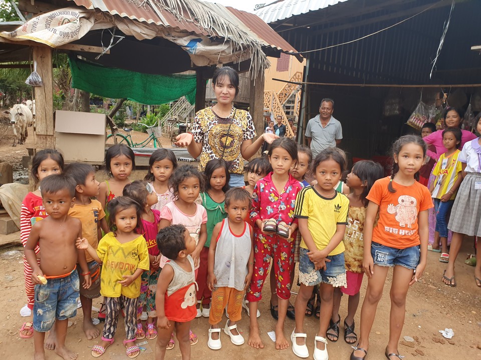 캄보디아 어린이들과 함께 한 피아비. 사진/ 피아비