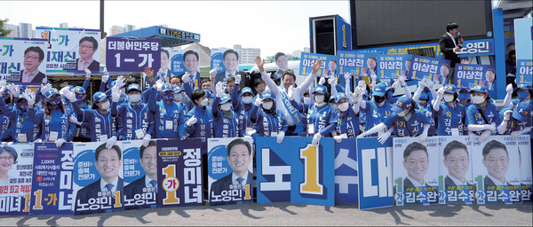 지난 지방선거 기간, 거리 유세를 하고 있는 이상천 시장. 이번 낙선으로 오히려 지역 민주당 내 정치적 입지와 영향력은 커졌다는 분석이다.