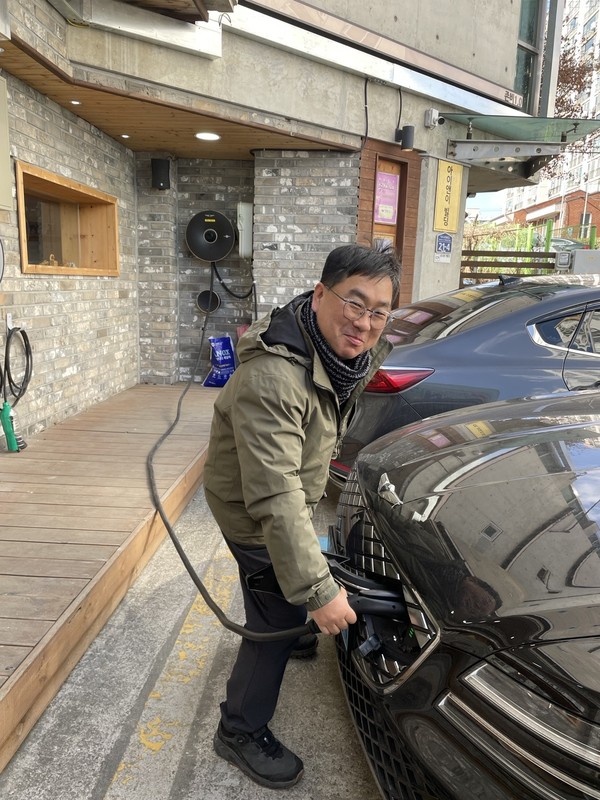 ㈜아이앤이 김재원 대표가 본인의 차량을 충전하는 모습. 김 대표는 최근 법인 차량 5대를 모두 전기차로 바꾸었다.