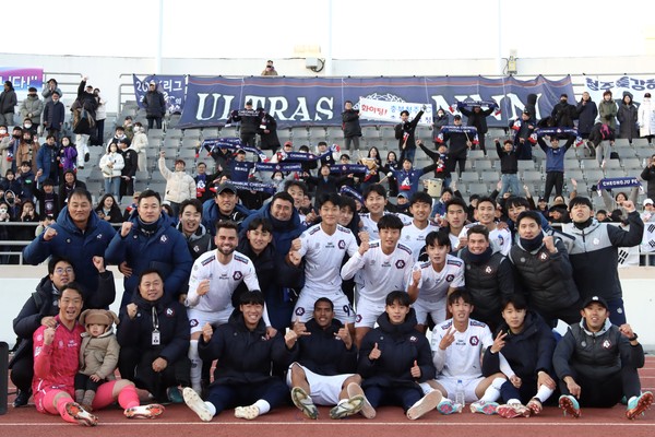 충북청주프로축구단이 4일 청주 개막전에 앞서 승리를 다짐하고 있다.