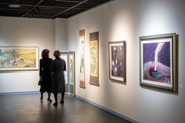 증평군 20년 기념 증평미술협회 창립전에서 전시장을 찾은 관객들이 작품을 감상하고 있다.