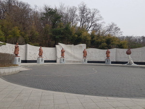 충북출신 민족대표 5인의 동상이 있는 청주 3.1공원