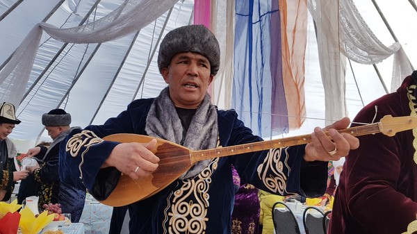 나우르즈 축제기간 중 유목민의 천막 ‘유르타’에 초대된 손님들에게 돔브라 연주를 들려 주고 있다.