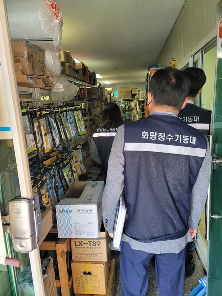 진천군의 고액 체납자 맞춤형 징수전담반인 '화랑징수기동대'가 활동하는 모습.