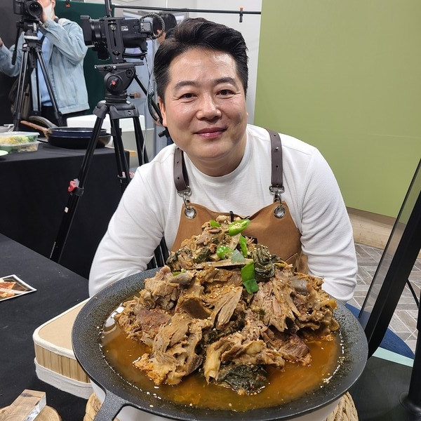맛상무 김영길 씨는 편의점 등의 신상품을 친절하게 안내하거나 가성비 좋은 식당을 소개하는 방송으로 유튜브에서 63만 명의 구독자를 모았다.