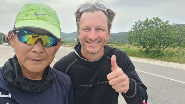 강명구 평화 마라토너는 아시럽 1만1000km를 달리면서 수많은 사람들과 만나 한반도 평화메시지를 전하고 있다. 그는 현재 크로아티아를 달리며 로마를 목전에 두고 있다. 사진= 강명구