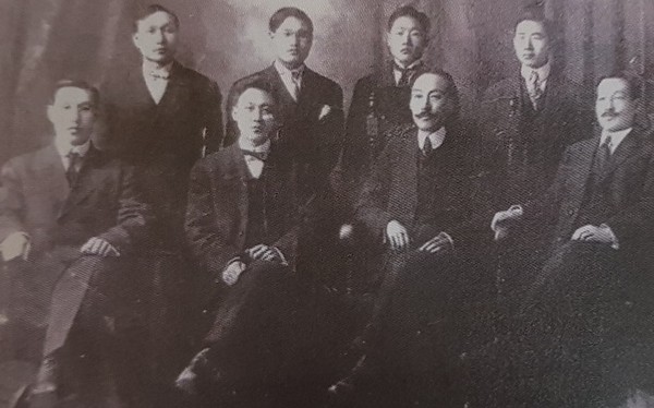 1909년 4월, 샌프란시스코에서 열린 국민회 이사회 기념사진. 앞줄 왼쪽부터 최정익, 이상설, 허재정, 정재관.