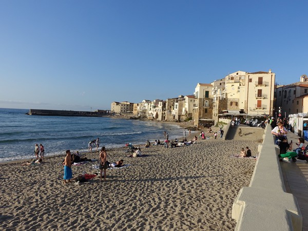 시칠리아의 태양은 뜨거워 5월 초인데도  많은 사람들이 해수욕을 즐기고 있다. 사진= 정연일