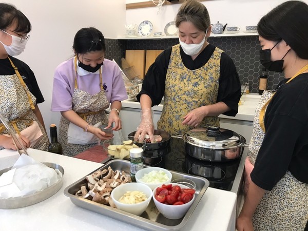 이정아 책한그릇 대표는 청년들을 돕는 요리활동을 펼친다.