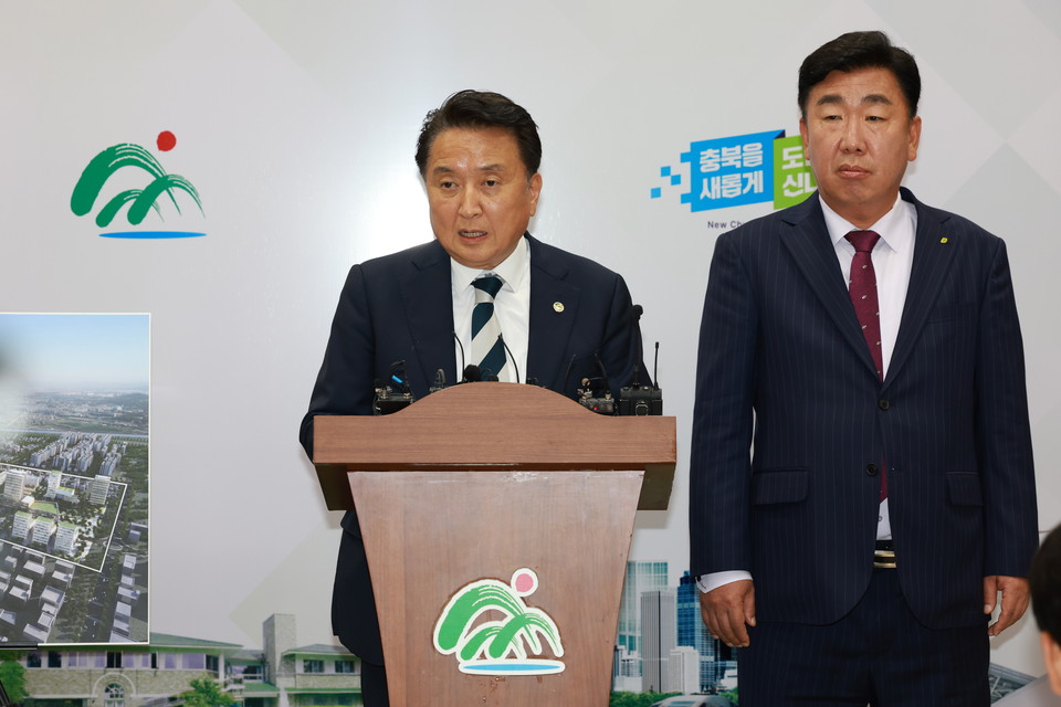 김영환 충북도지사(왼쪽)와 이범석 청주시장은 지난 1일 충북 오송에 K-바이오스퀘어 조성 계획을 발표했다.