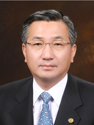 설립자 후손인 김윤배 전 청주대 총장이 9년 만에 복귀했다.