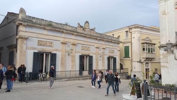 기사의 카페 Caffè dei Cavalieri, 1850 년에 지어진 귀족의 사교 클럽 장소. 대성당 앞에 위치.
