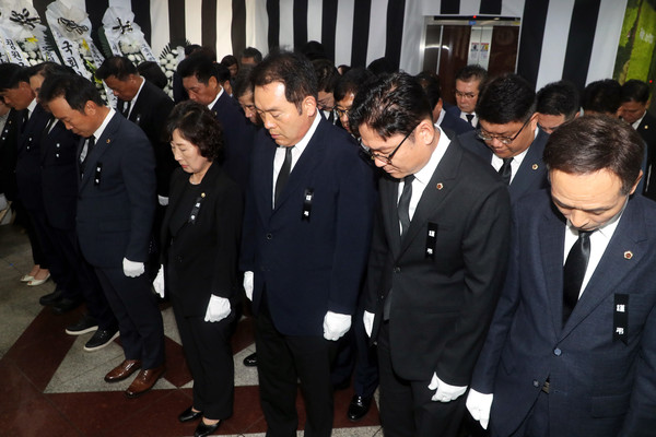 충북도의회 황영호 의장과 의원들