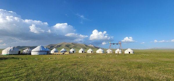 송쿨호수 주변에는 톈산 유목민들의 집인 유르타가 있다. 유르트라고도 부르는 유르타를 몽골에서는 게르, 중국 땅인 네이멍구에서는 파오라고 부른다.