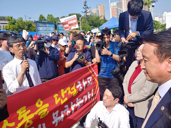 지난 5월 16일 제천시청을 찾은 김영환 지사가 시민의 항의를 받고 대치중이다.