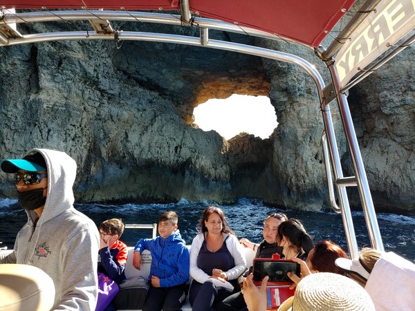 코미노 섬의 하트 모양 해식 동굴