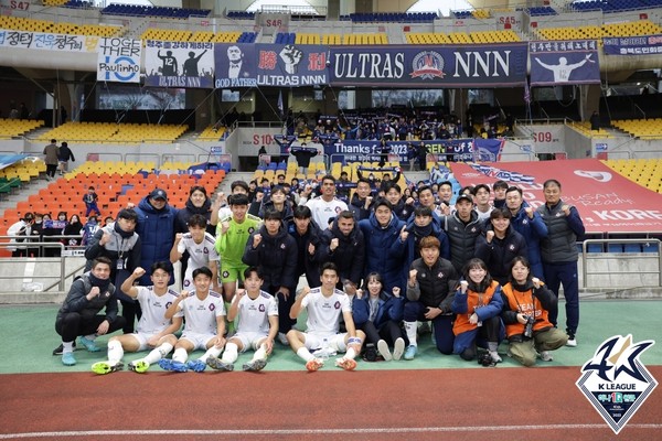 k리그2 2023 시즌을 8위로 마감한 충북청주FC 선수단이 26일 부산과의 시즌 최종전을 마친후 기념촬영을 하고 있다.