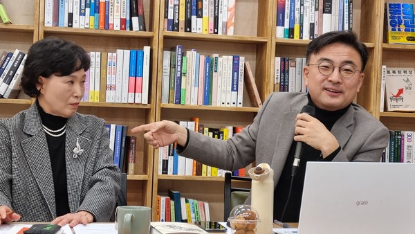 김은숙(왼쪽) 시인이 진행한 이날 책담회에서 신장식 변호사는 남다른 입담을 보여줬다.