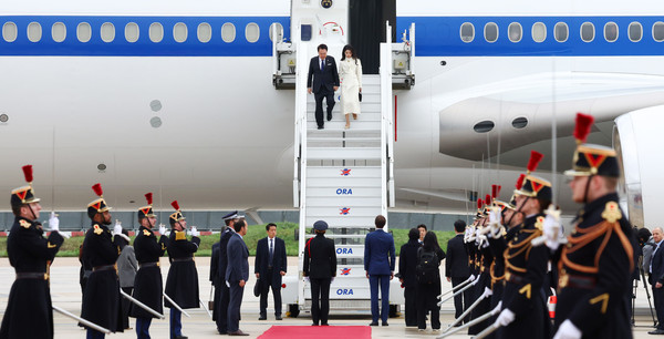 2030세계박람회(엑스포) 개최지 선정 투표를 앞두고 파리를 방문한 윤석열 대통령과 부인 김건희 여사가 11월 23일 파리 오를리 공항에 도착해 공군 1호기에서 내리고 있다. 사진=뉴시스