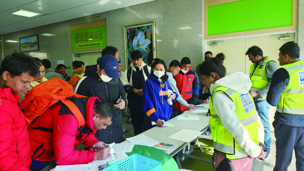 외국인노동자들이 몰려 한국어 수업을 듣기 위해 접수하고 있는 모습.