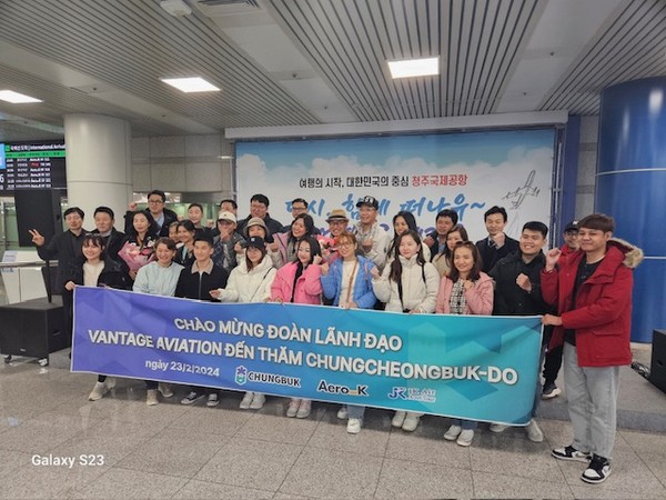 베트남 현지 24개 주요 여행사 관계자들이 23일 충북도에 도착해 기념촬영을 하고 있다.