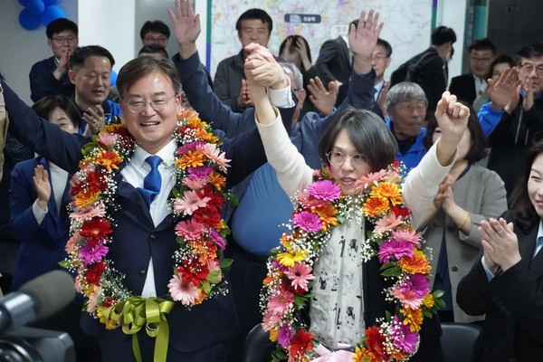 22대 총선 충북 청주흥덕 선거구에 출마한 더불어민주당 이연희 당선인이 지지자들과 함께 승리의 환호를 하고 있다.