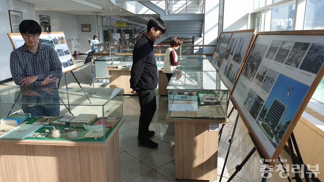 충주시립도서관에서 열리고 있는 ‘다시보는 충주전(展)’을 찾은 시민들이 기록물을 관람하고 있다.