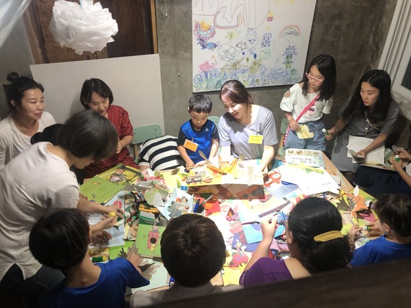 동네예술가들과 이 지역 부모, 아이들은 매주 화요일 오후 7시에 만나 예술프로그램을 벌였다.