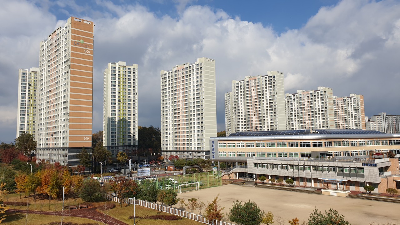 기반시설 등의 입주가 종반에 들어선 충북혁신도시 모습. 아파트 단지와 학교가 동시에 보인다.