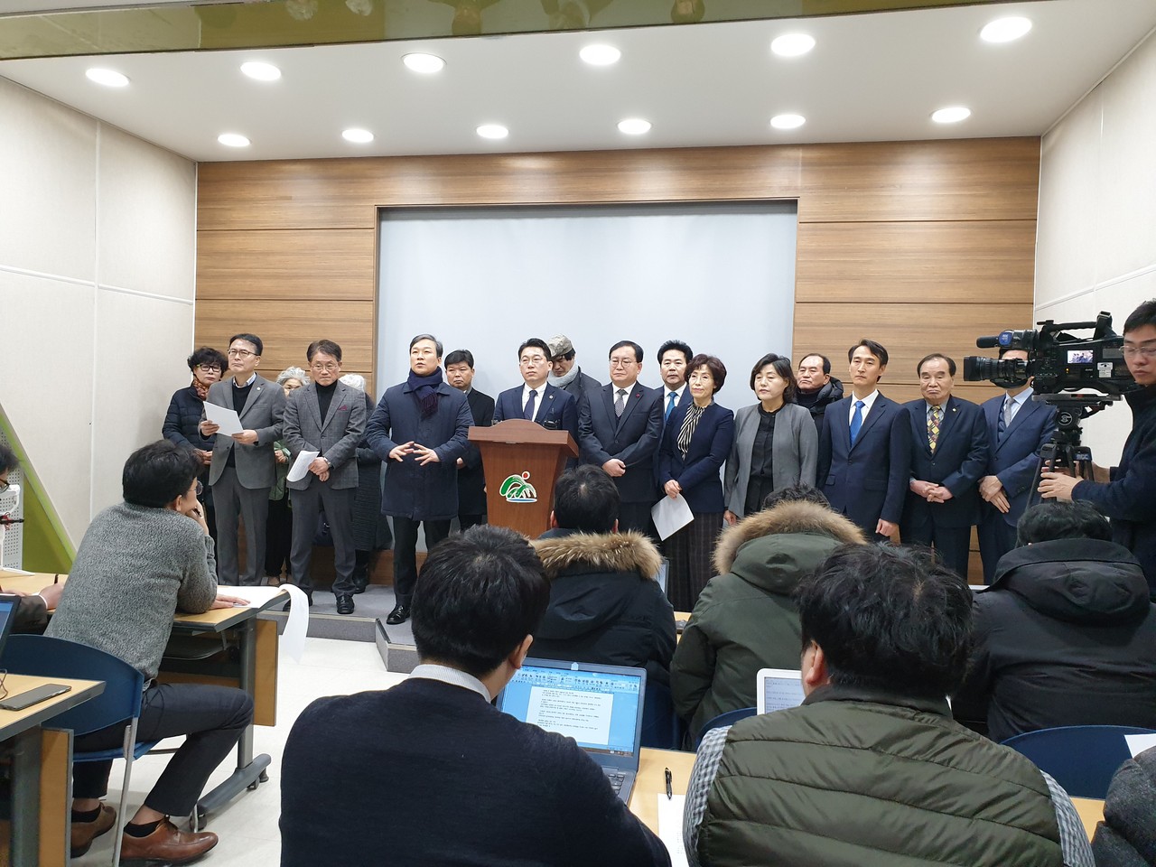 청주서원구 핵심당원들은 13일 기자회견을 열고 이장섭 전 부지사 출마를 반대한다고 밝혔다.