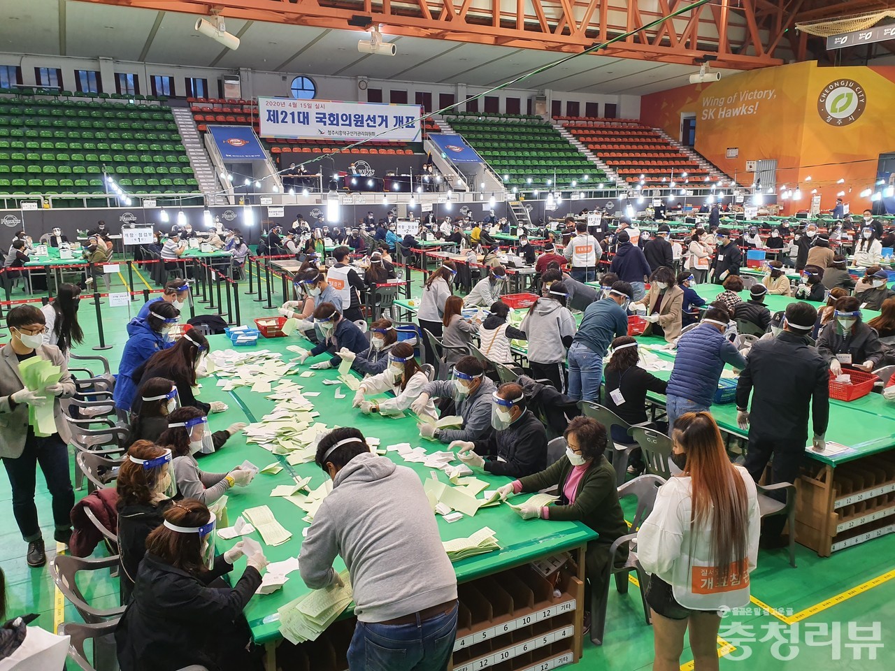 15일 제21대 국회의원 선거 개표소가 차려진 청주 국민생활관에서 개표사무원들이 투표용지를 분류하고 있다. /육성준 기자