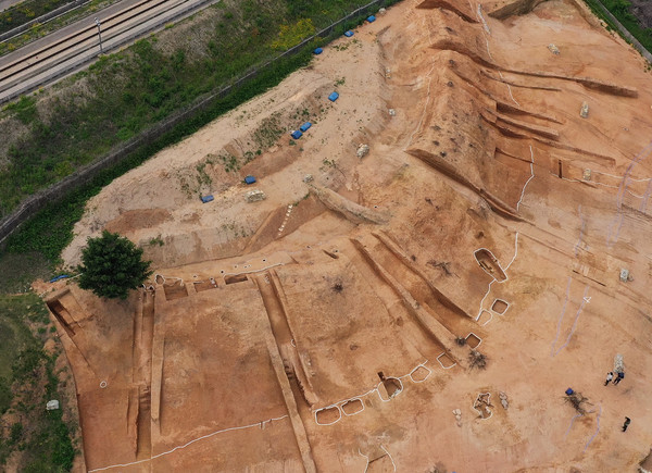 태성리 도로 건설 현장 중 발굴된 고려시대로 추정되는 토성 모습.