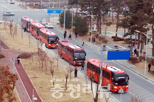 충북혁신도시 이전공공기관이 운영하는 공동통근버스가 혁신도시 도로가에 줄지어 서 있다.