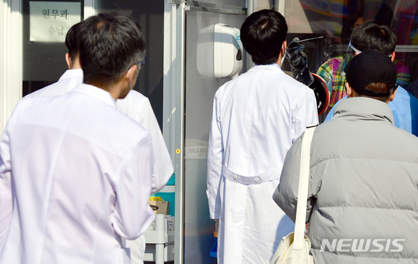 전남대학교병원 접촉자 7명 무더기 코로나 감염 '의사·간호사 초비상'