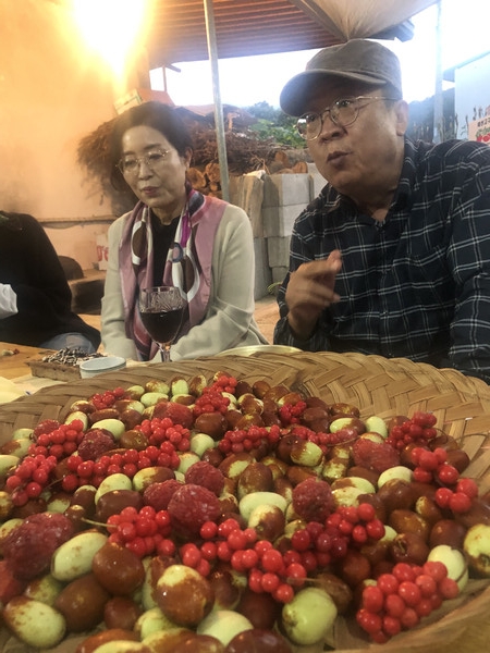 붉으실마을 주민들로부터 마을밥상에 관한 설명을 듣고 있는 이상천 제천시장 부부