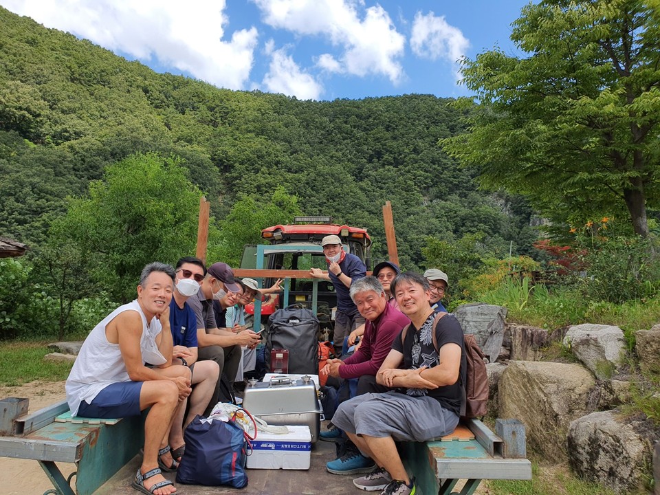 여행클럽 멤버들이 안동 소목화당에 가기 위해 트랙터를 타고 낙동강을 건너는 모습.
