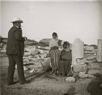 1903년 튀니지의 카르타고에서 활동하는 지바고.