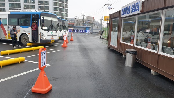 버스가 들어와 승하차가 이뤄지고 있는 금왕 임시공용버스터미널 모습.