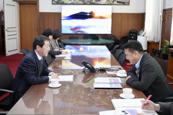 이재영 증평군수는 20일 김영환 충북도지사룰 만나 지역 주요 현안에 대한 설명을 하며 적극적인 지원을 요청했다