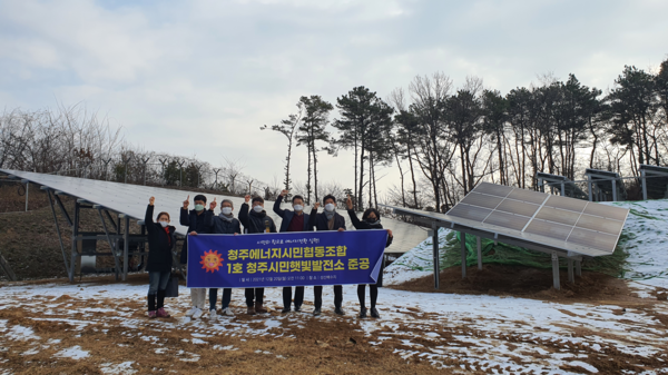 2021년 12월 청주시 오창 성산배수지에 들어선 첫 시민햇빛발전소. 하지만 청주는 도시계획조례와 청주시의 비협조에 가로막혀 있다. 사진= 청주에너지시민협동조합