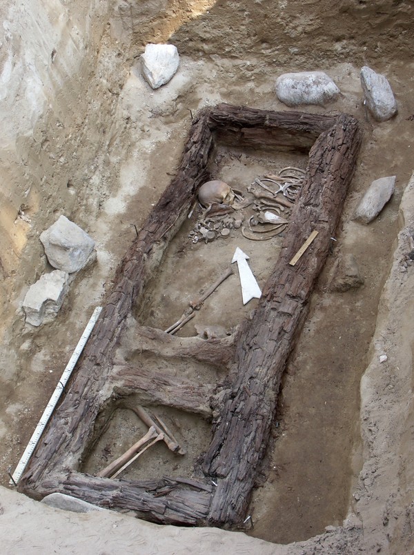 도굴되어 파헤쳐진 2000년 전 흉노인의 무덤.