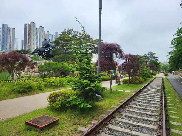 KTX포항역 이전으로 폐철도가 된 부지를 공원으로 재탄생시켜 도시숲을 조성했다.