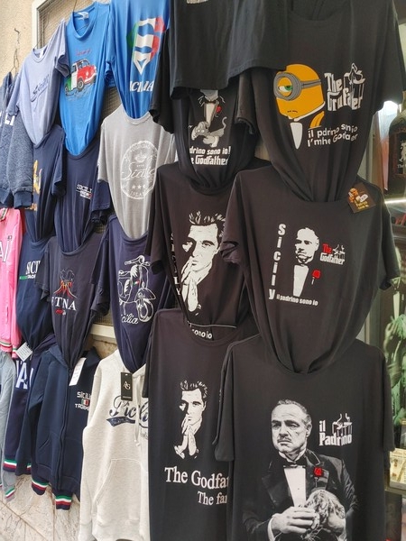 타오르미나의 기념품 가게의 대부 프린트 티셔츠.